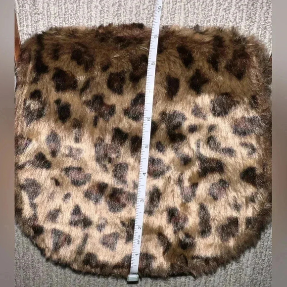 Leopard crossbody purse with faux SOFT fur on flap - Picture 6 of 6